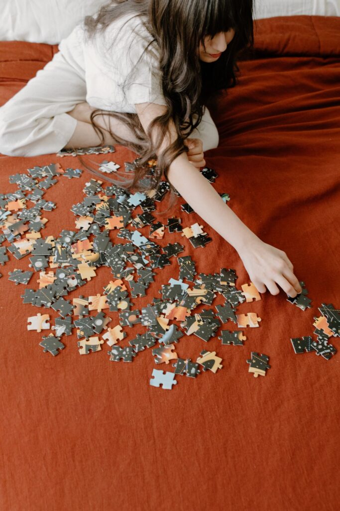 Une enfant assemble un puzzle