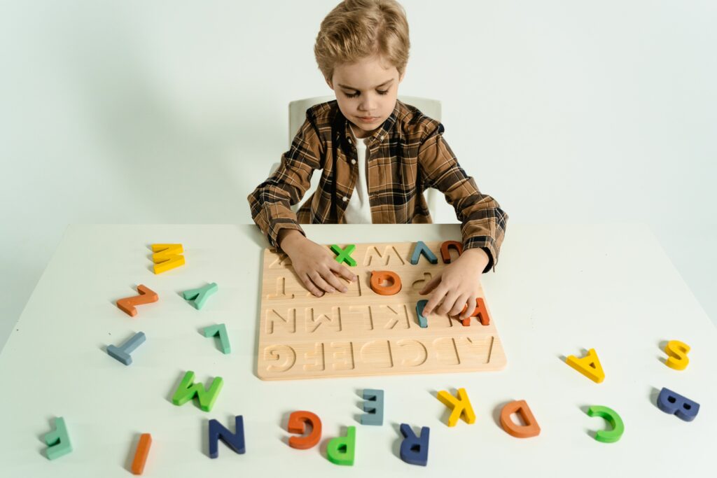 Enfant qui joue avec des lettres